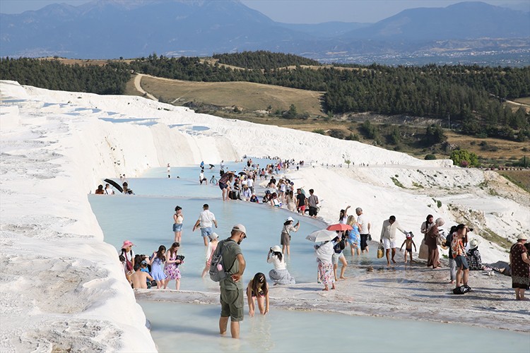 Pamukkale'de bayram tatili hareketliliği yaşanıyor