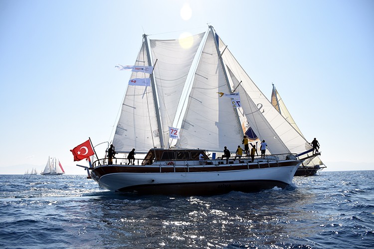 Maviliklere yelken açıyor