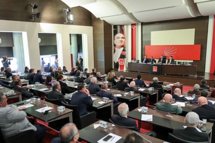 Özgür Özel CHP Grup Başkanı seçildi
