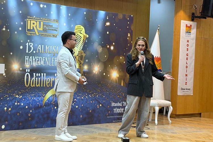 Almina Besra Babar'a büyük onur