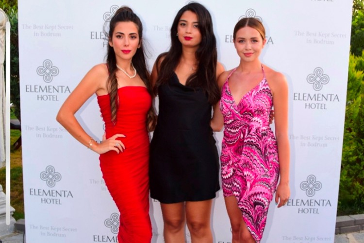 Agora Kapılarını Açtı