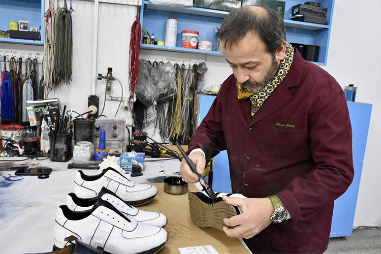 Ürettiği ayakkabıları yaklaşık 30 ülkeye ihraç ediyor