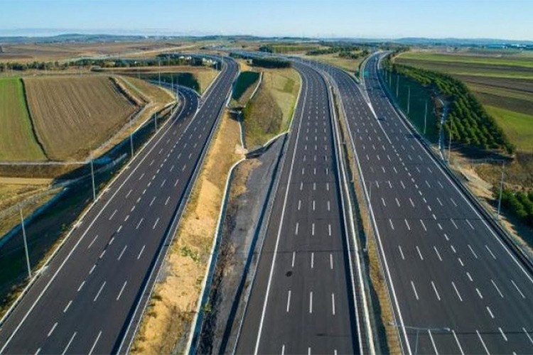 Otoyol projelerinin yapımı için imzalar atıldı