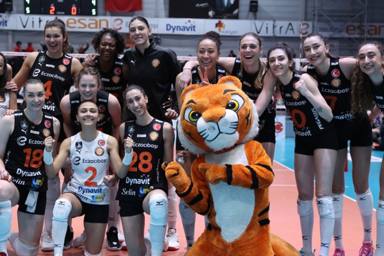 Eczacıbaşı Dynavit evinden galibiyetle ayrıldı