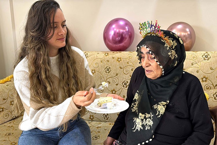 Sakine nine, ilk doğum günü kutlamasını gençlerle yaptı