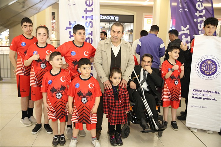 Erzurum'da otizmli çocuklar farkındalık için alışveriş merkezinde koştu