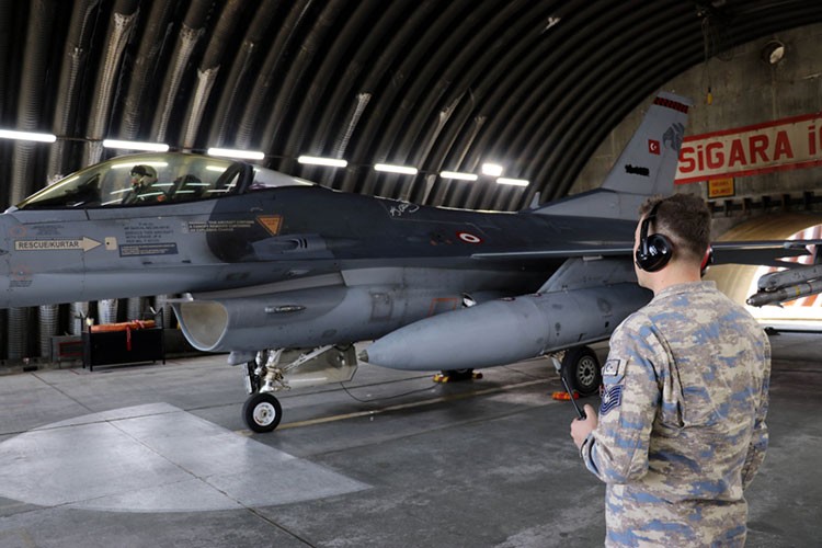 Türk F 16'ları nöbette