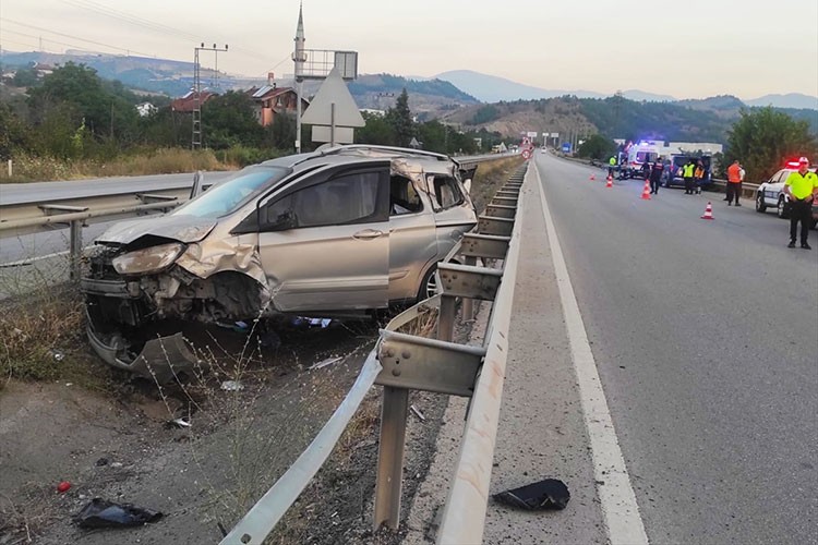 Refüje çarpan hafif ticari araçtaki çocuk öldü