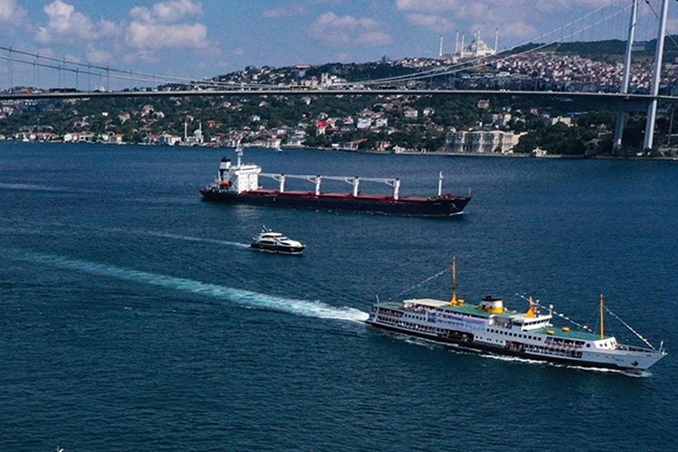 İstanbul Boğazı'nda gemi trafiği çift yönlü durduruldu