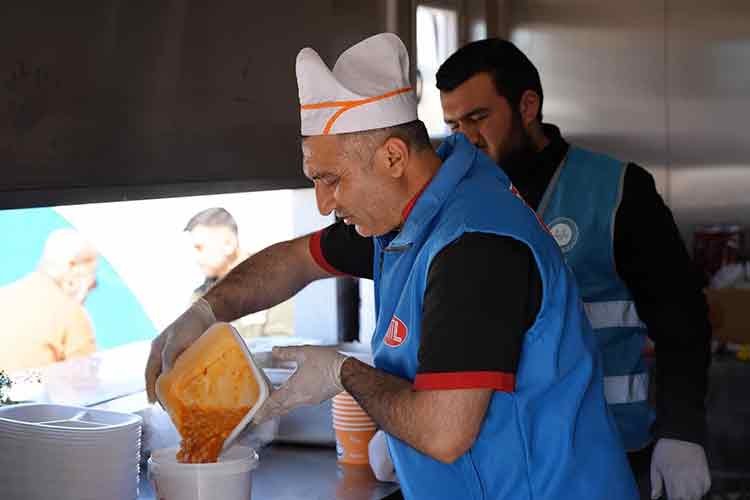 Her gün 16 bin kişiye iftar ve sahur yemeği