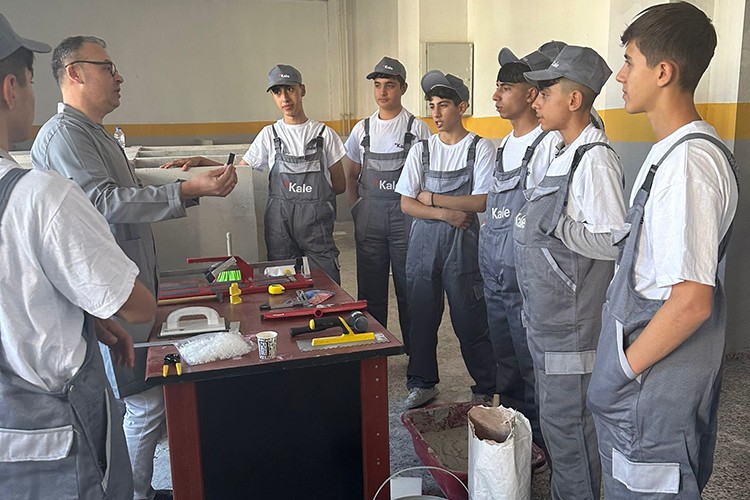 Adıyaman ve Gaziantep'te 'Meslek Edindirme Kursları'na başladı