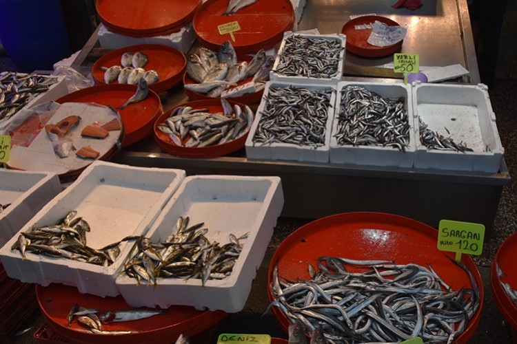 Trabzon'da balıkçı tezgahları hamsiyle şenlendi