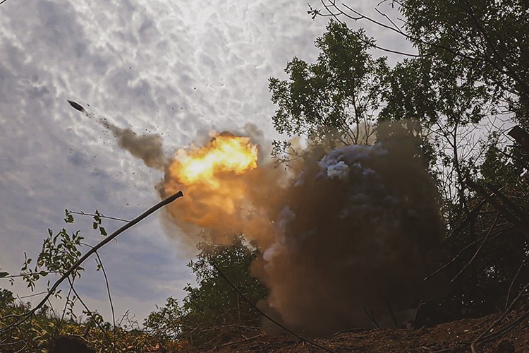 Ukrayna ordusu Bahmut yönünde topçularla saldıryor