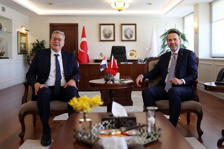 FSRU'nun ilk kez yurt dışında görev yapacağını bildirdi: