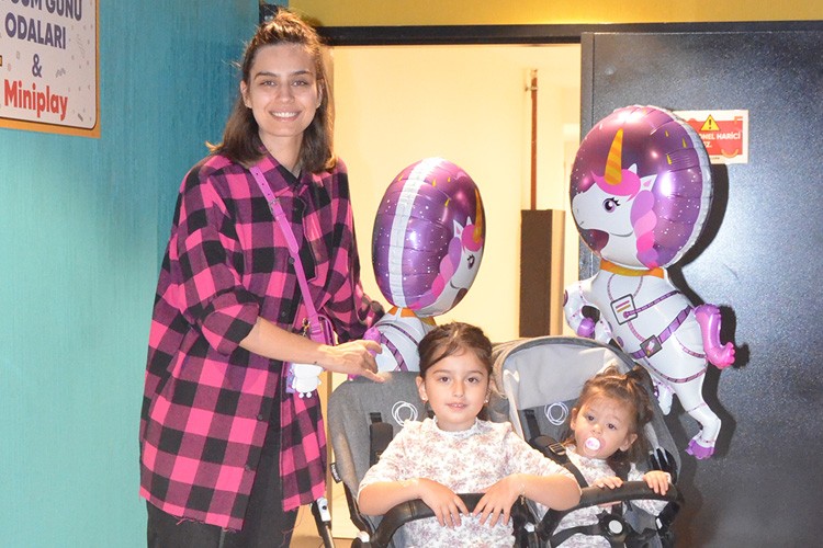 Amine Gülse Özil kızlarıyla haftasonu eğlencesinde