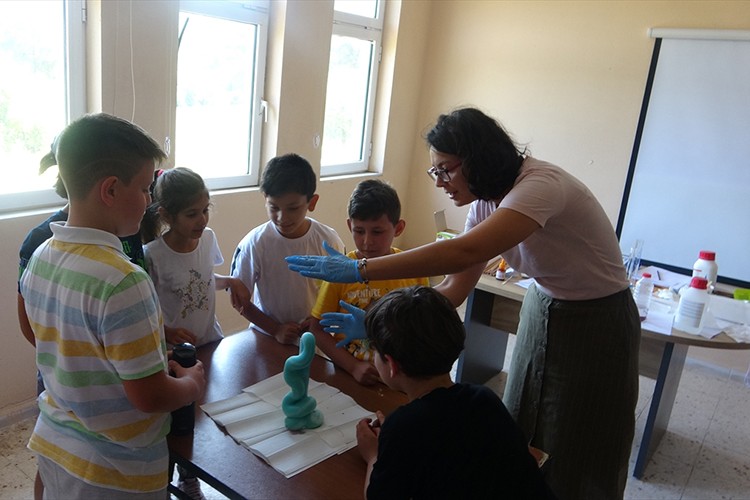 Çanakkale'de çocuklar için bilim atölyesi kurdu