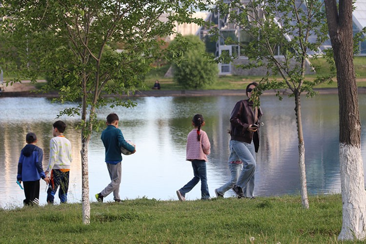 Astana sakinleri sıcak havanın tadını parklarda çıkarıyor