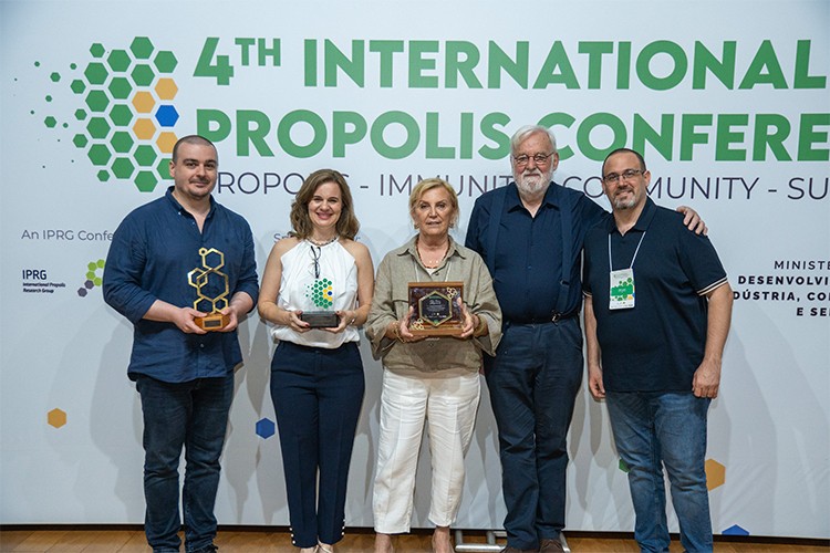 Propolis Konusundaki Bilimsel Çalışmalarına Uluslararası Ödül