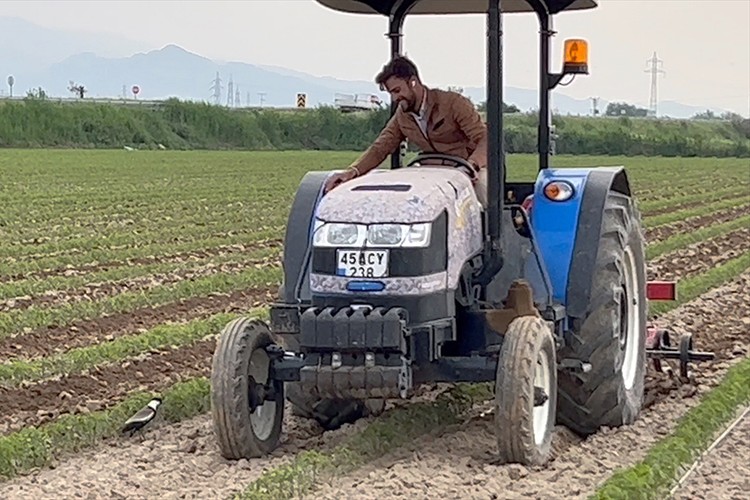 Kuşun traktörü durdurduğu anları görüntüledi