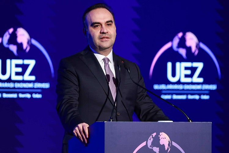 "Türkiye küresel ticaretin merkez ülkelerinden biri oluyor"