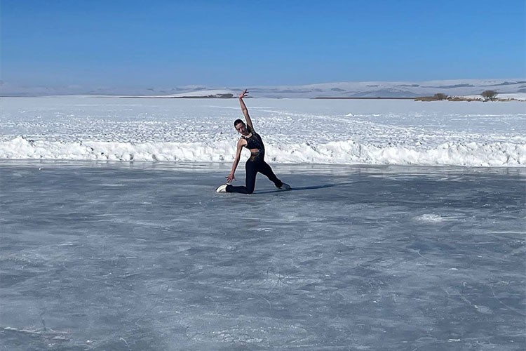 Milli takım sporcuları Çıldır Gölü'nde gösteri yaptı