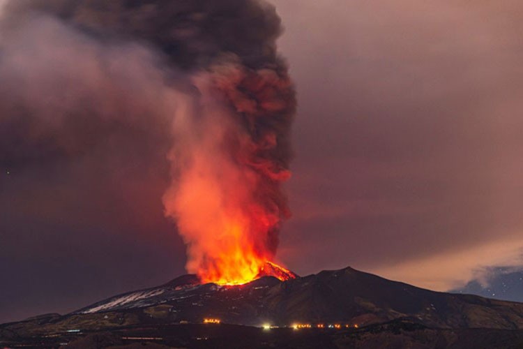 İtalya'da Etna Yanardağı'nda lav akışı meydana geldi