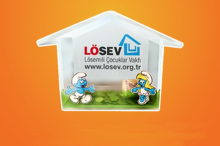 Kumbaralarıyla lösemili çocuklara destek vermeye devam ediyor