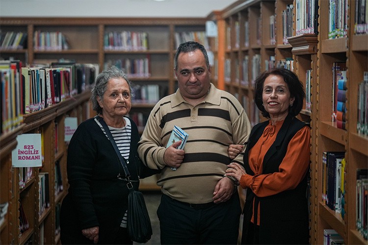 Okuma azmiyle engelini aşmaya çalışıyor