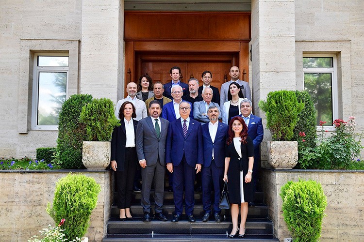 "Ekonomi politikasının başarısı istişare ve uzlaşmadan geçer"