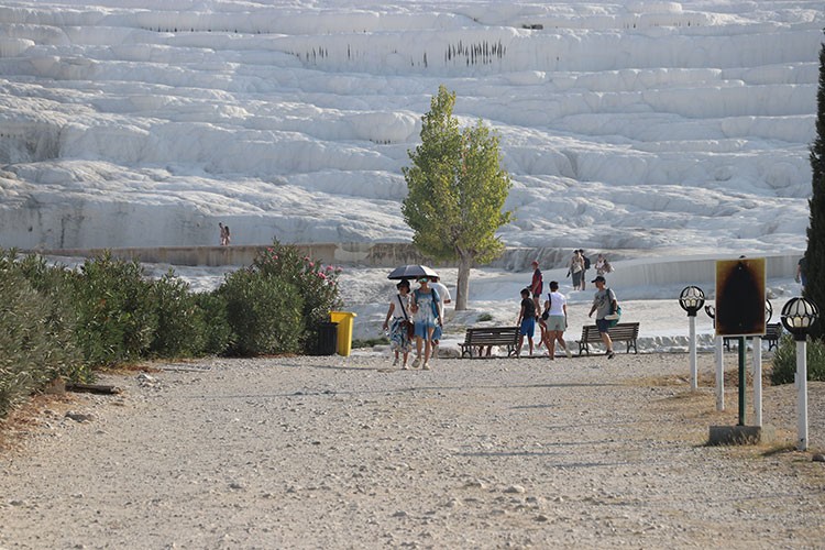Pamukkale'yi 8 ayda 1 milyon 512 bin kişi ziyaret etti