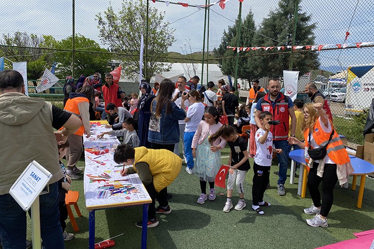 Deprem Bölgesindeki Çocuklara Destek