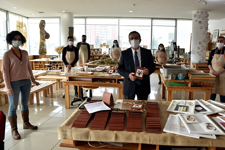 Atık kâğıtlar tebrik kartına dönüşüyor