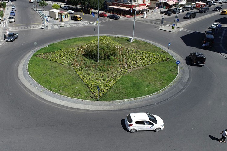 Melikgazi'nin kavşakları yeşillendi