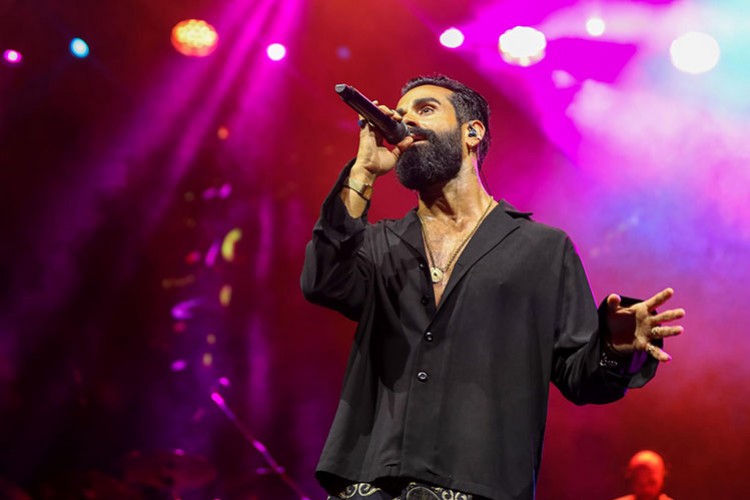 Didimlilyeri şarkılarıyla serinletti