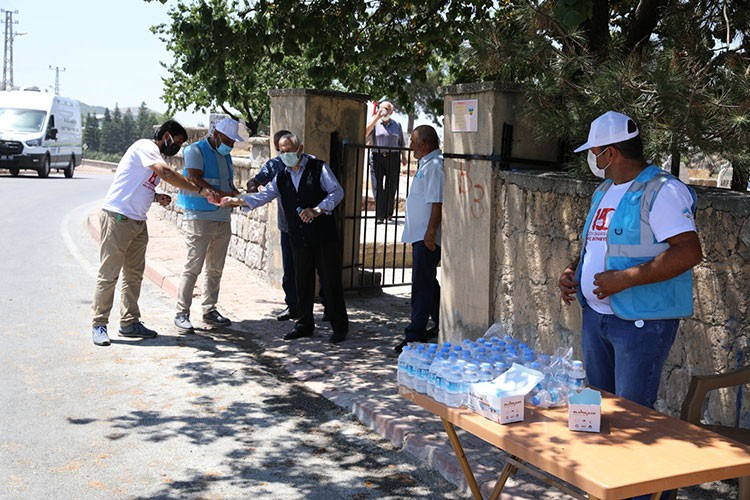 Melikgazi'nin mezarlık ve mescitleri gül koktu
