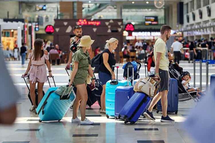 Havalimanlarını 102 milyondan fazla turist kullandı