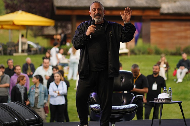 Hem Sanata Hem Kahkahalara Doyurdu