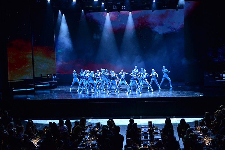 Lezzetli yemekler eşliğinde gösteri deneyimi