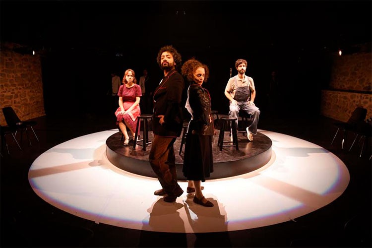 Işıltılı Haşerat Üsküdar Stüdyo Sahnede