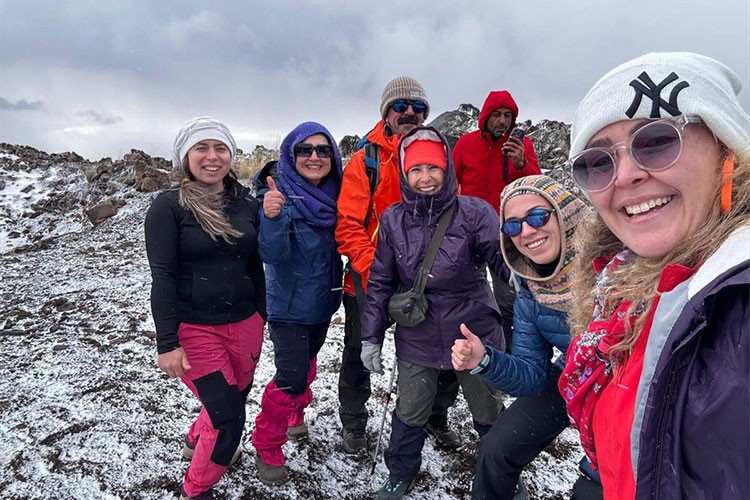 Kadın dağcılar olumsuz hava koşullarına rağmen Ağrı Dağı'na tırmandı