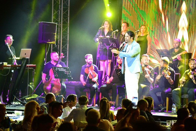 Bodrum'da Mahsun Kıdrmızıgül esintisi