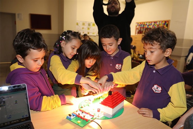 "Sürdürülebilir Okullar" projesiyle enerji verimliliğini destekliyor