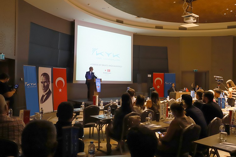 Özel Tasarım TIR'la Deprem Bölgesini Dolaşıyor