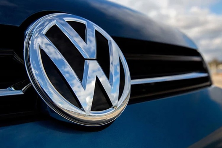 Volkswagen'in karı yarı yarıya düştü