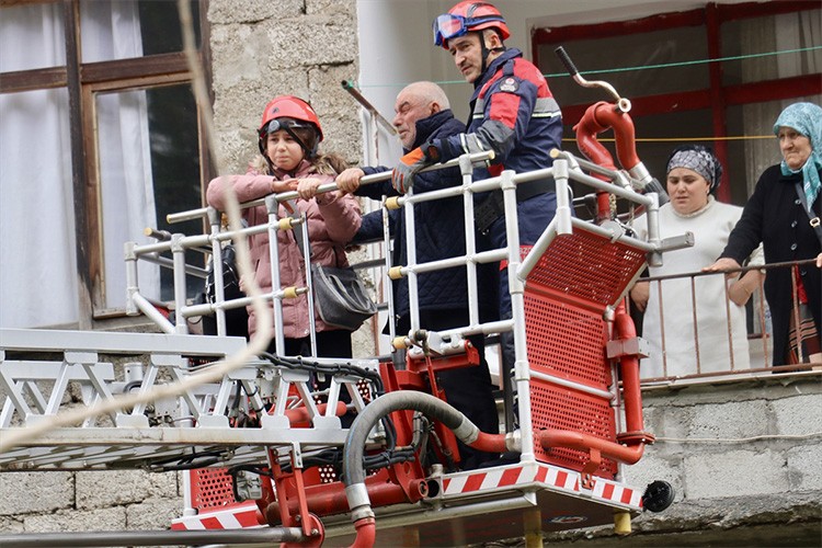 Heyelanda evlerinde mahsur kalan 6 kişi kurtarıldı