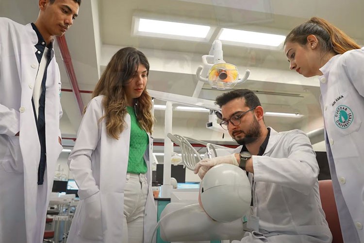 Yapay zekâ ile geleceğin diş hekimleri yetişiyor!