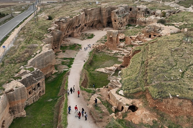 Dara Antik Kenti'nde keşfedilen tarihi çarşı gün yüzüne çıkarılıyor