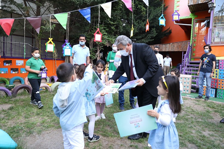 Minik öğrencilerin sergisini gezdi