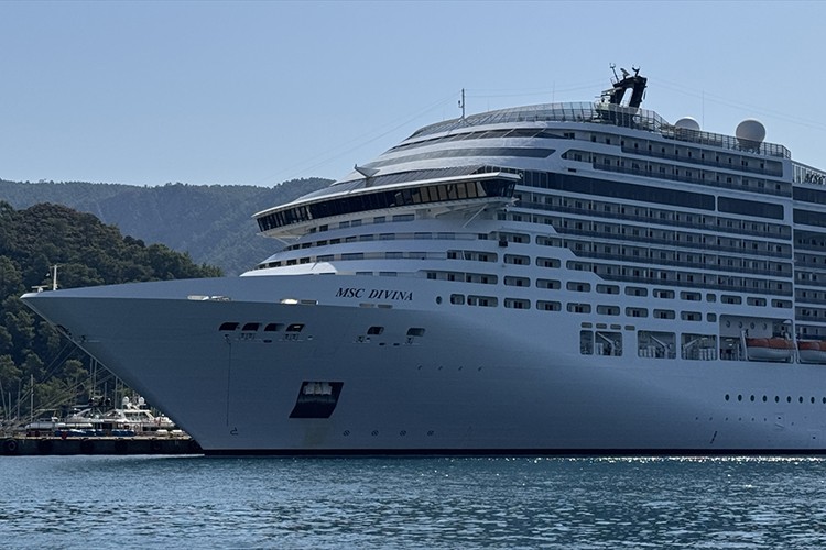 "MSC Divina" kruvaziyeri Marmaris'e 4 bin 249 turist getirdi