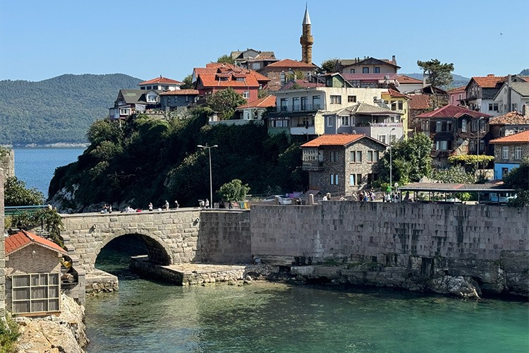Amasra 2 milyon 200 bin turist ağırladı